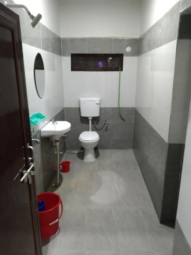 Et badeværelse på Butterflyi guest house - near Kashi Vishwanath temple - Booking will be confirmed after advance only