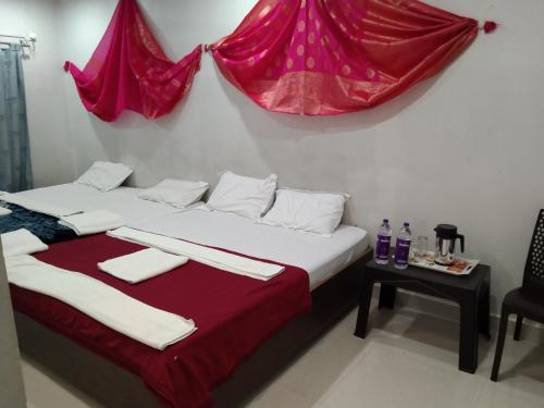 En eller flere senge i et værelse på Butterflyi guest house - near Kashi Vishwanath temple - Booking will be confirmed after advance only