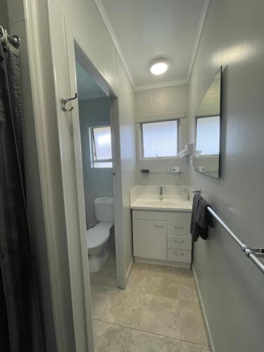 La salle de bains est pourvue d'un lavabo et de toilettes. dans l'établissement Kensington Motel, à Whangarei