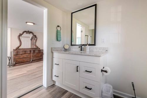 W łazience znajduje się umywalka i lustro. w obiekcie Remodeled Salisbury Home w mieście Salisbury