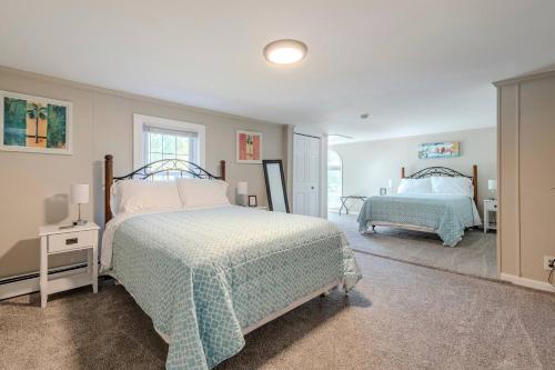 sypialnia z dwoma łóżkami i stołem oraz łóżko sidx sidx sidx w obiekcie Remodeled Salisbury Home w mieście Salisbury