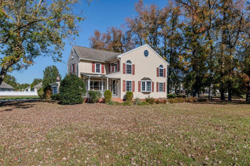una casa con un gran patio en Peaceful 3BR Home Near SU, Sports Fields, Civic Center, Zoo & Ocean City, en Salisbury