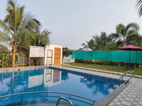 una gran piscina frente a un complejo en DR BHOIR FARM & RESORT, en Kalyan