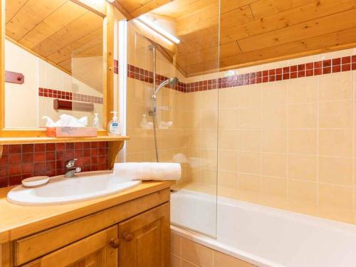 une salle de bain avec un lavabo, une douche et une baignoire dans l'établissement Duplex 6 pers, Hameau de la Forêt, 3 chambres, balcons, ski-in/ski-out - FR-1-291-1006, à Valmorel
