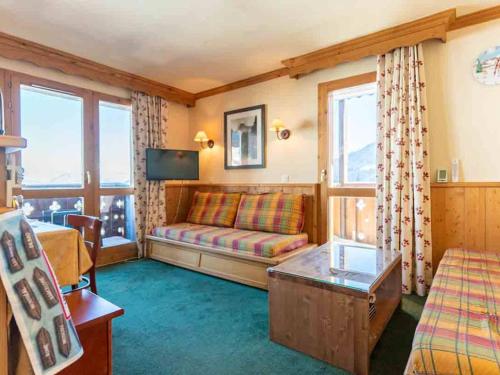 un salon avec un canapé et une fenêtre dans l'établissement Duplex 6 pers, Hameau de la Forêt, 3 chambres, balcons, ski-in/ski-out - FR-1-291-1006, à Valmorel