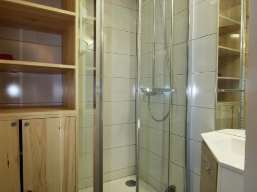 La salle de bains est pourvue d'une douche avec une porte en verre. dans l'établissement Appartement Saint-François-Longchamp, 1 pièce, 5 personnes - FR-1-635-128, à Saint-François-Longchamp