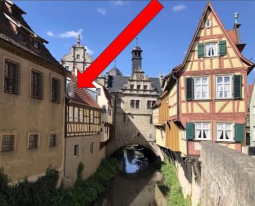 a red arrow pointing to a city with a bridge at Blick in den Malerwinkel in Marktbreit