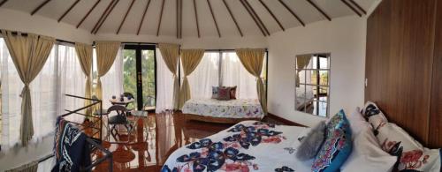 a living room with a bed and a bedroom with a bed sqor at GLAMPING Aldea Muisca in Tota
