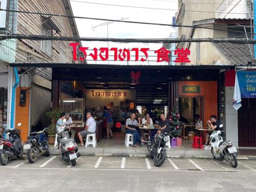 a group of motorcycles parked in front of a restaurant at SUNZI BOUTIQUE HOSTEL : ซันซิ บูทีค โฮสเทล in Betong