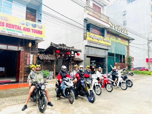 Un groupe de personnes qui roulent à moto dans une rue dans l'établissement HagiangGo Hostel-Motorbikes rental and Tour, à Ha Giang