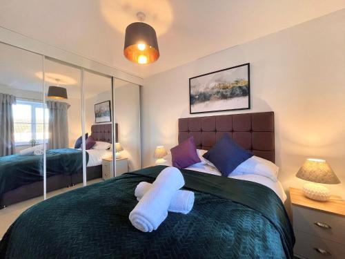 Genesis 3 bedroom Home Telford- sleeps up to 5 في Oakengates: غرفة نوم بسريرين مع مناشف بيضاء على السرير