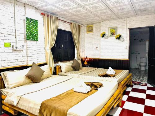 2 camas en una habitación con en Homestay Tí Nị, en Tây Ninh