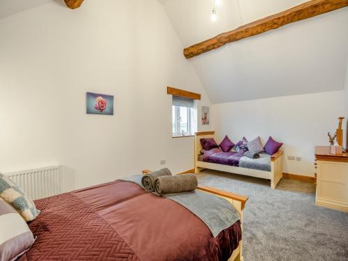 sypialnia z łóżkiem i kanapą w obiekcie Babbling Brook Barn w mieście Abbots Bromley