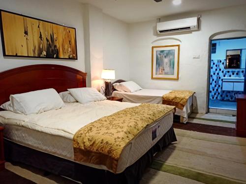 ein Hotelzimmer mit 2 Betten in einem Zimmer in der Unterkunft ARAU HERITAGE INN in Arau
