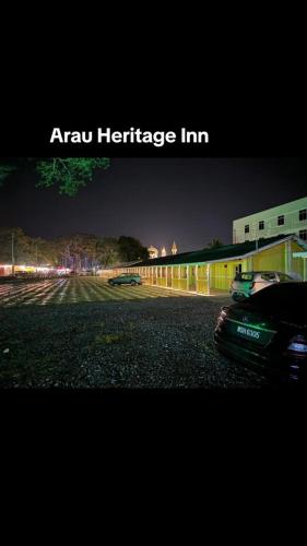 een auto geparkeerd op een parkeerplaats 's nachts bij ARAU HERITAGE INN in Arau