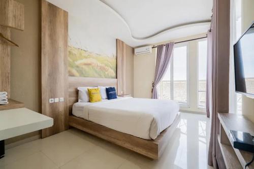 Postel nebo postele na pokoji v ubytování Urbanview Hotel Omah Anin Batu by RedDoorz