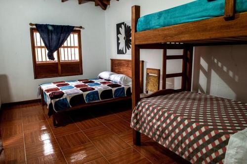 - une chambre avec 2 lits superposés et une fenêtre dans l'établissement Hostal Café Racer, à Jardín