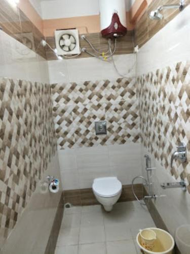 uma casa de banho com um WC e um lavatório em Hotel Prince B Guwahati em Guwahati