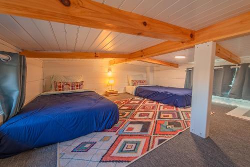 查塔努加的住宿－Sophie Cabin National Forest Tiny Cabin，一间卧室,配有两张床