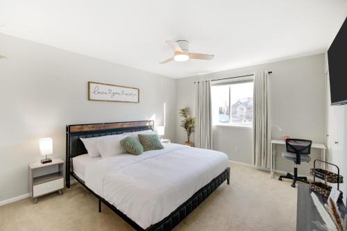un dormitorio con una cama y una ventana en Comfy Family-size Townhome 2BR-5 People near Old town Arvada-10min walk, en Arvada