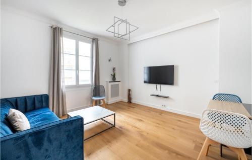 Μια τηλεόραση ή/και κέντρο ψυχαγωγίας στο Awesome Apartment In Colombes With Wifi