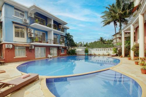 una gran piscina frente a un edificio en Genesis Leisure - Charming home-stays near Anjuna, Vagator & Assagao en Anjuna