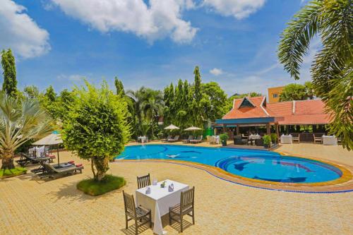 una imagen de una piscina en un complejo en Lucky Angkor Hotel & Spa en Siem Riep