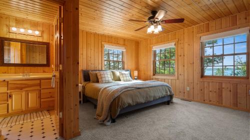 1 dormitorio con 1 cama y ventilador de techo en New! Sunsets On Upper Hay, en Pequot Lakes