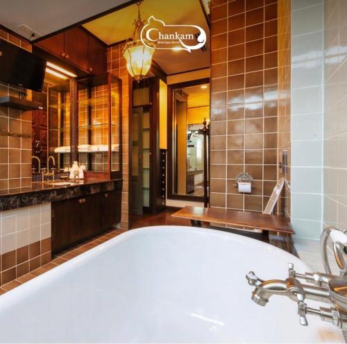 baño grande con bañera y lavamanos en Chankam Boutique Hotel, en Chiang Mai