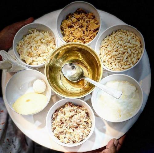 une assiette de nourriture avec des bols de riz et d’autres ingrédients dans l'établissement Globetrotters homestay, à Jorha