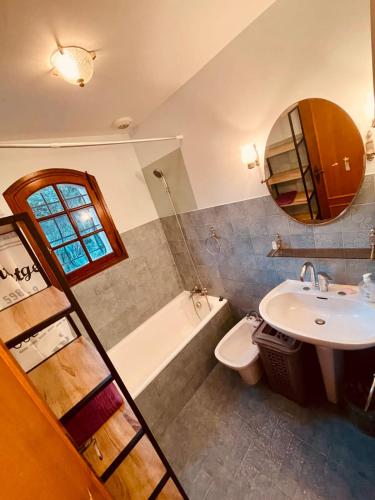 Ένα μπάνιο στο Magnifique Villa climatisé avec vue mer Ref Villa Les Calanques