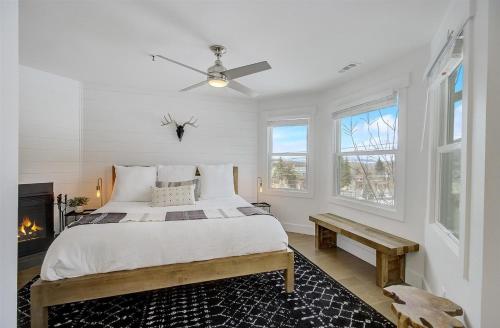 biała sypialnia z łóżkiem i kominkiem w obiekcie Powder Ridge Skiers Retreat by AvantStay Large Modern Home Close to Park City Resort w Views w mieście Park City