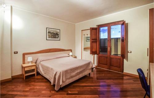 um quarto com uma cama e uma porta de vidro deslizante em Stunning Apartment In Belvedere Marittimo With Kitchen em Belvedere Marittimo