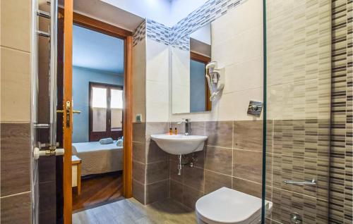uma casa de banho com um lavatório, um WC e um chuveiro em Stunning Apartment In Belvedere Marittimo With Kitchen em Belvedere Marittimo