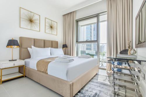 sypialnia z dużym łóżkiem i dużym oknem w obiekcie Frank Porter - Downtown Views II T2 w Dubaju