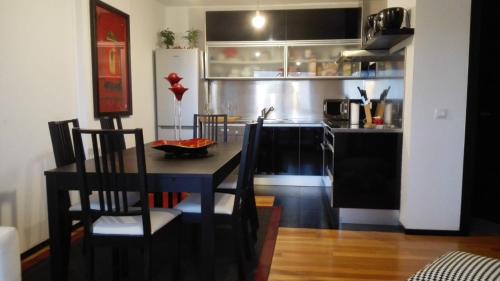 Teira的住宿－duplex de lujo en medio del paraiso，厨房配有桌椅和冰箱。
