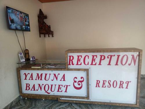 een bord voor azuna banket en een restaurant bij OYO Hotel Yamuna Banquet & Resort in Dhanbad
