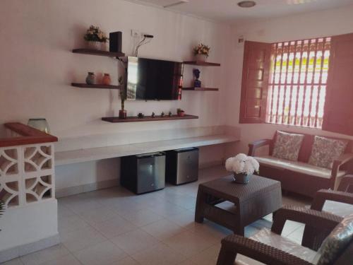Habitaciones Ciudad Amurallada في كارتاهينا دي اندياس: غرفة معيشة مع أريكة وتلفزيون