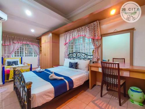 1 dormitorio con 1 cama, escritorio y ventanas en Pelangi homestay by JBcity Home, en Johor Bahru