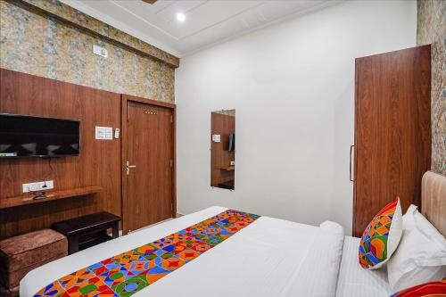 Postel nebo postele na pokoji v ubytování FabHotel Siddhant