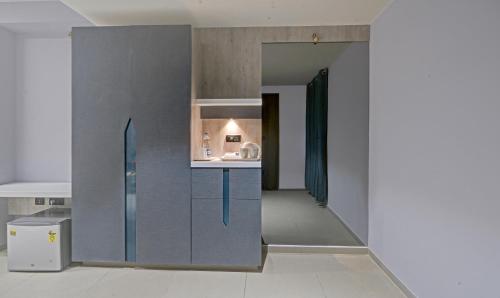 a room with a kitchen with a counter in it at Treebo Premium La Orchid, Big Temple in Thanjāvūr