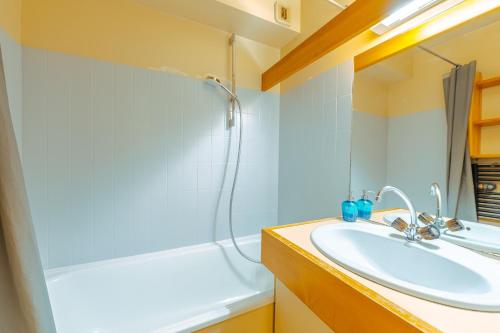 萊蘇什的住宿－Appartement RDC Prarion ski in - ski out - Happy Rentals，一间带水槽和淋浴的浴室