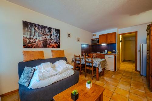 Η κουζίνα ή μικρή κουζίνα στο Résidence Le Prarion RDC ski in/ski out - Happy Rentals