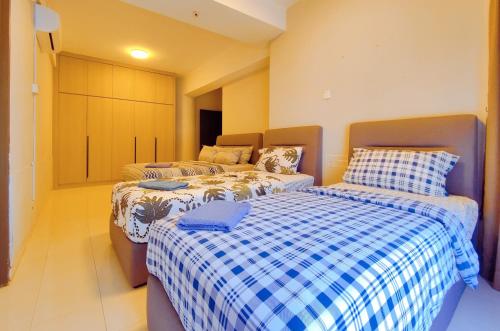 a bedroom with two beds with blue and white sheets at AJ HOME - Fahrenheit 88 Pavillion bukit bintang in Kuala Lumpur