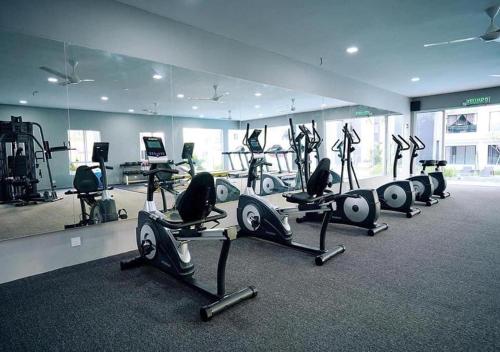 怡保的住宿－Aries Homestay，健身房设有一排跑步机和健身自行车