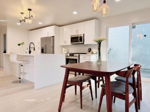 cocina con mesa de madera y sillas en Trendy Trenholm, en Elk Grove