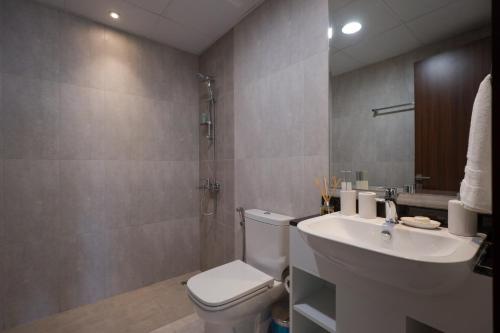 Łazienka z białą toaletą i umywalką w obiekcie Fabulous 4br villa with Balcony w Dubaju