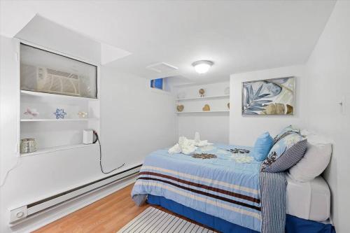 Habitación blanca con cama y estanterías en Lovely 1 Bdrm Unit In Center City!, en Filadelfia
