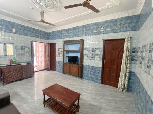 Una televisión o centro de entretenimiento en pondy Vibes 2bhk home Stay