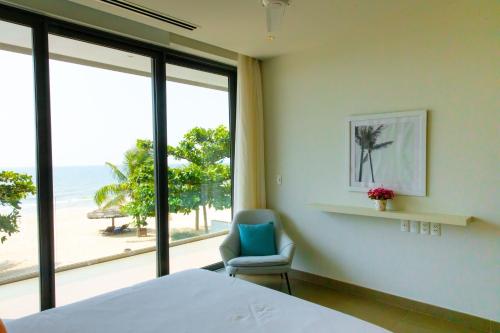 Katil atau katil-katil dalam bilik di Beachfront Villa 4 Bedrooms Sanctuary Ho Tram Resort